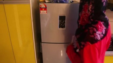 Müslüman Kadın Balığı Dondurucuya Depoladı - Yüksek Açı