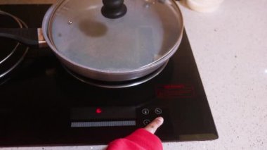 Müslüman Kadın Elektrikli Fırını Ayarlıyor 