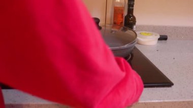 Müslüman Kadın Elektrikli Fırınını Kuruyor