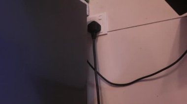 Müslüman Kadın Elektrikli Fırını Çalıştırıyor