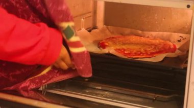 Mini fırından pizza çıkaran Müslüman Kadın 