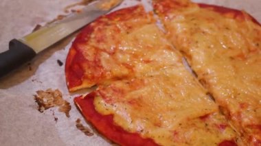 Pizzayı Tavadan Kesen Müslüman Kadın - Yakın plan