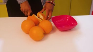 Portakallar Etnik Bir Kadın tarafından dilimleniyor - Yüksek Açı.