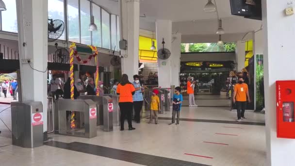 Inggris Malaysian Families Standing Zoo Entrance — Stok Video