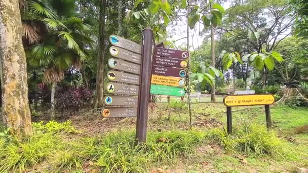 Schilder Einem Malaysischen Zoo Mit Wegbeschreibung — Stockvideo