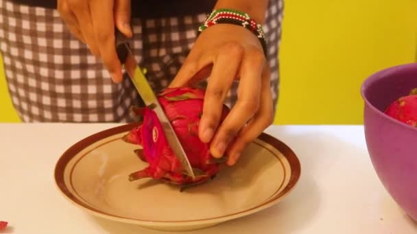 Ethnic Woman Chopping Dragon Fruits Plate — Wideo stockowe