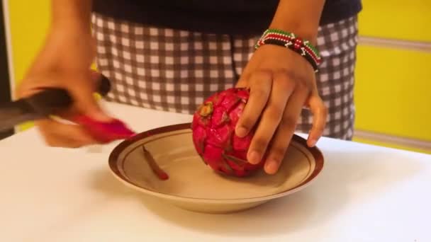 Ethnic Woman Chopping Dragon Fruits Plate — Vídeo de Stock