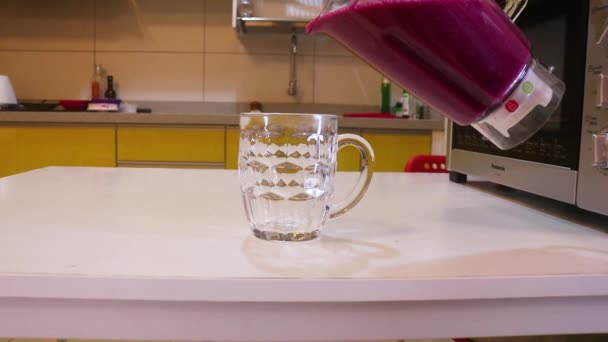 Minuman Buah Yang Dituangkan Dalam Gelas — Stok Video