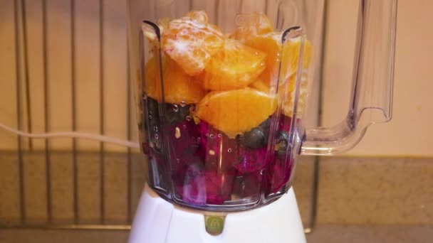 Frutas Sendo Colocadas Liquidificador — Vídeo de Stock