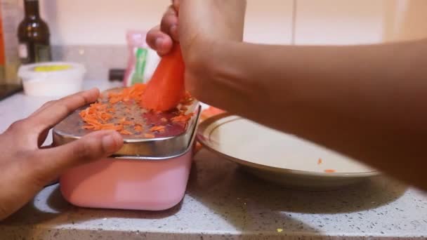 Rallador Ser Utilizado Por Mujer Étnica Con Zanahoria — Vídeo de stock