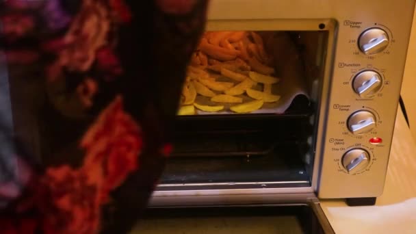 Müslüman Kadın Mini Fırında Patates Kızartmasını Kontrol Ediyor — Stok video