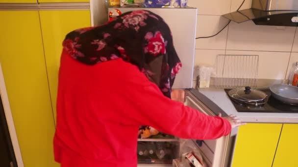Musulmana Dama Rojo Cerrando Refrigerador Ángulo Alto — Vídeos de Stock
