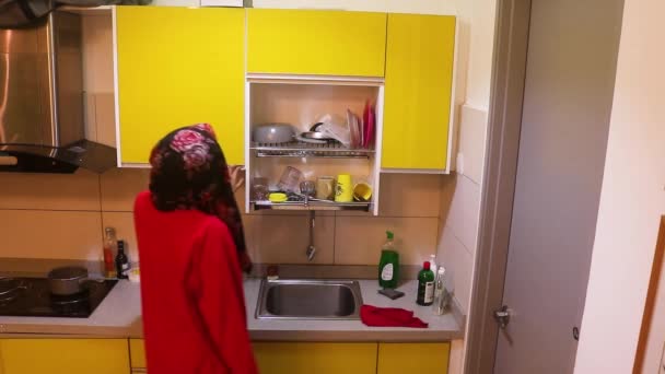 Μουσουλμανική Κυρία Άνοιγμα Cupboards Μια Κουζίνα Υψηλή Γωνία — Αρχείο Βίντεο