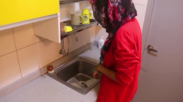 Muslim Lady Restregando Platos Sucios Con Una Esponja — Vídeo de stock