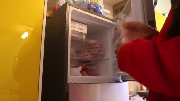 Muslimische Frau Lagert Fisch Tiefkühltruhe Niedriger Winkel — Stockvideo
