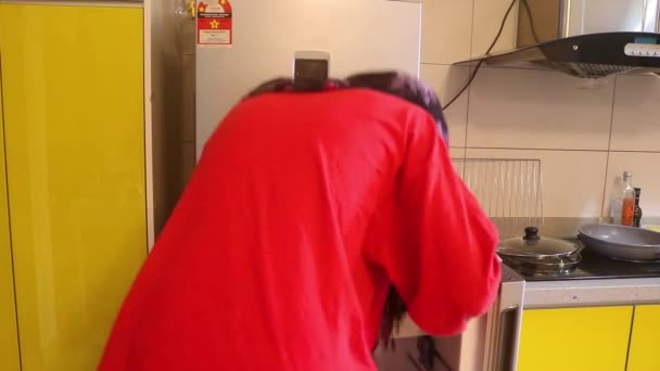 Muslimische Frau Nimmt Tüten Mit Obst Aus Kühlschrank Rückansicht — Stockvideo