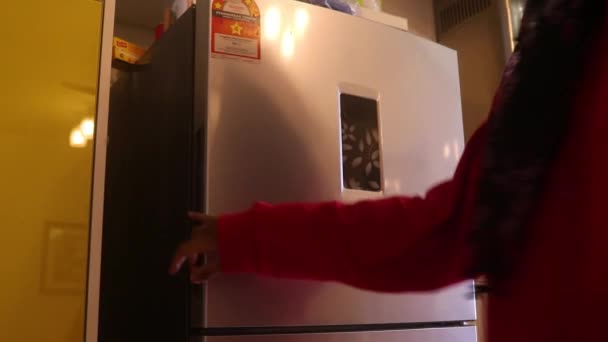 Senhora Muçulmana Tomando Bandeja Gelo Congelador Ângulo Baixo — Vídeo de Stock