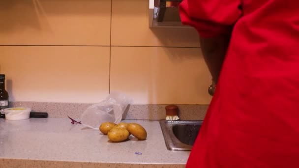 Muselman Lady Tvätt Påse Irländsk Potatis — Stockvideo