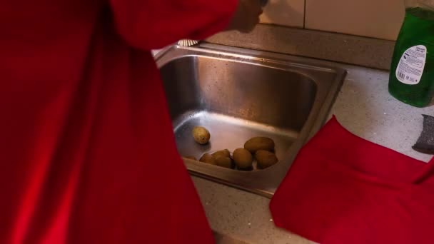 Muselman Lady Tvätt Påse Potatis — Stockvideo