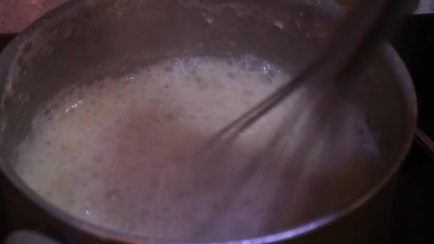 ムスリム女性が鍋でパスタソースを混ぜる クローズアップ — ストック動画