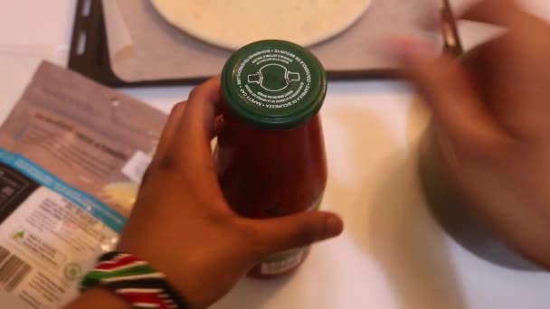 Muzułmanka Otwierająca Butelkę Pomidora Pov — Wideo stockowe