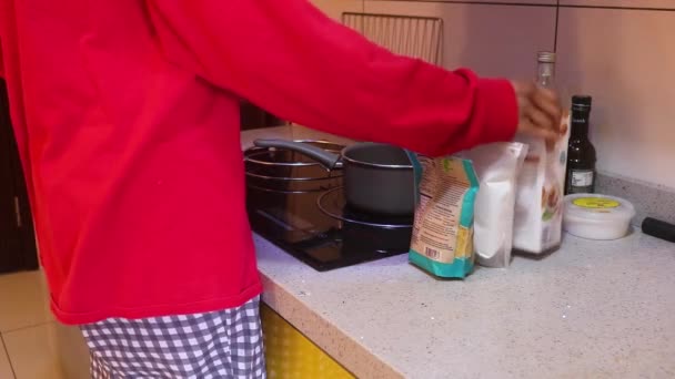 Femme Musulmane Plaçant Des Ingrédients Sauce Pour Pâtes Dans Casserole — Video