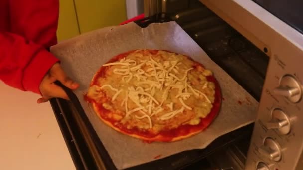 Μουσουλμάνα Γυναίκα Τοποθετώντας Πίτσα Ένα Μίνι Φούρνο — Αρχείο Βίντεο