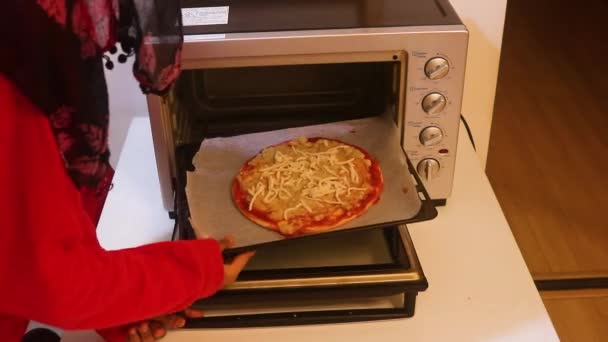 Muslimische Frau Legt Pizza Mini Ofen — Stockvideo