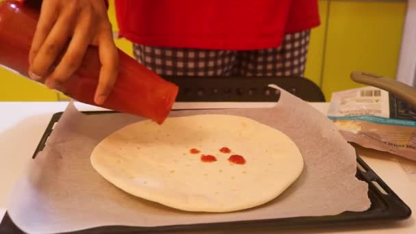 Мусульманська Жінка Ловить Томатний Соус Базі Піци — стокове відео