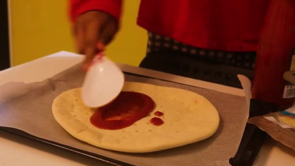 Mulher Muçulmana Colocando Molho Tomate Base Pizza — Vídeo de Stock