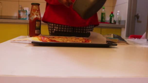 Μουσουλμάνα Γυναίκα Τοποθέτηση Άσπρη Σάλτσα Στη Βάση Πίτσα — Αρχείο Βίντεο