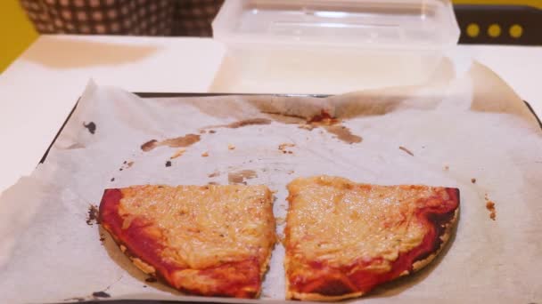 Mulher Muçulmana Armazenando Restos Pizza Recipiente — Vídeo de Stock