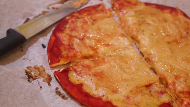 Мусульманська Жінка Приймає Піцу Slices Pan Крупним Планом — стокове відео