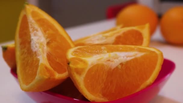 Πορτοκάλια Κομμάτια Ένα Ροζ Πλαστικό Μπολ — Αρχείο Βίντεο