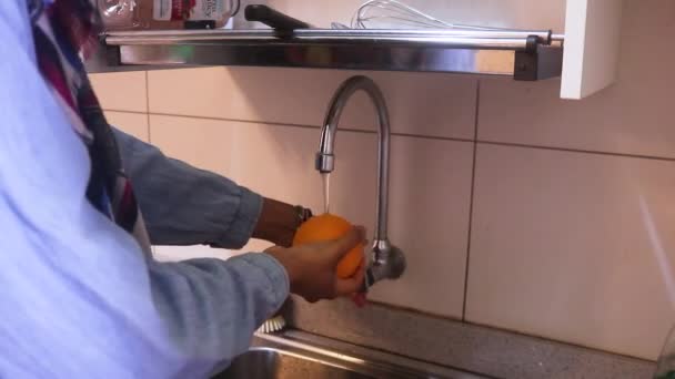 Sinaasappels Worden Gewassen Door Een Etnische Vrouw Zijaanzicht — Stockvideo