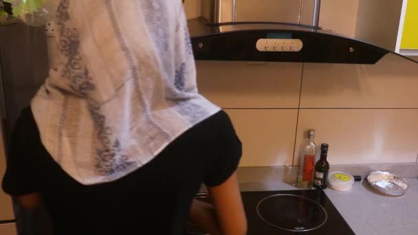 Rice Cooker Getting Plugged Ethnic Woman — Stockvideo