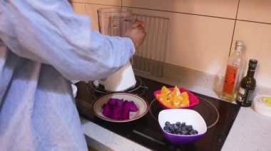 Meyveler Blender 'a Yerleştiriliyor