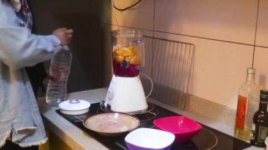 Meyveler Blender 'a Yerleştiriliyor