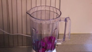 Meyveler Blender 'a Yerleştiriliyor