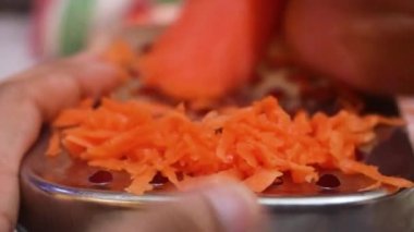 Grater havuçlu etnik bir kadın tarafından kullanılıyor.