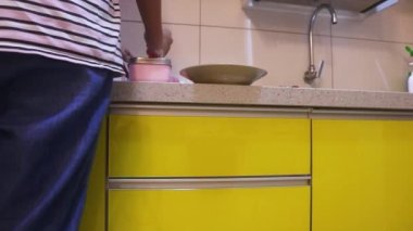 Grater havuçlu etnik bir kadın tarafından kullanılıyor. 