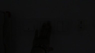 Müslüman Kadın Mutfak Işıklarını Kapatıyor - Kapatma.