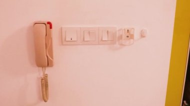 Müslüman Kadın Mutfak Işıklarını Söndürüyor - Yüksek Açı