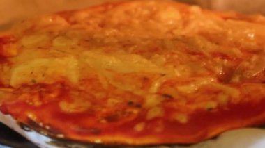 İçinde peynirli pizza pişiren mini bir fırın.