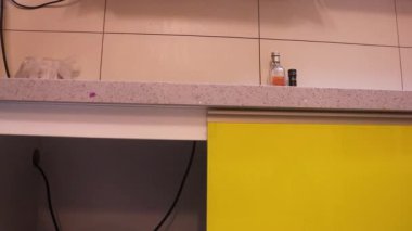 Dolaptan Bulaşık Çıkaran Müslüman Kadın - Düşük Açı