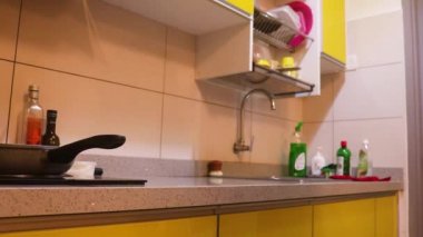 Müslüman Kadın Tezgahın Üzerine Patates Torbası Koyuyor - Düşük Açı