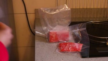 Müslüman Kadın Dondurucuya Balığı Depoluyor.