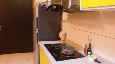 Müslüman Kadın Egzoz Kaputunu Değiştiriyor - Yan Görünüm.