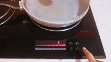 Müslüman Kadın Elektrikli Ocağı Kapatıyor.
