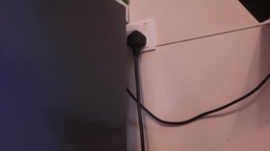 Müslüman Kadın Elektrikli Fırını Kapatıyor - Düşük Açı